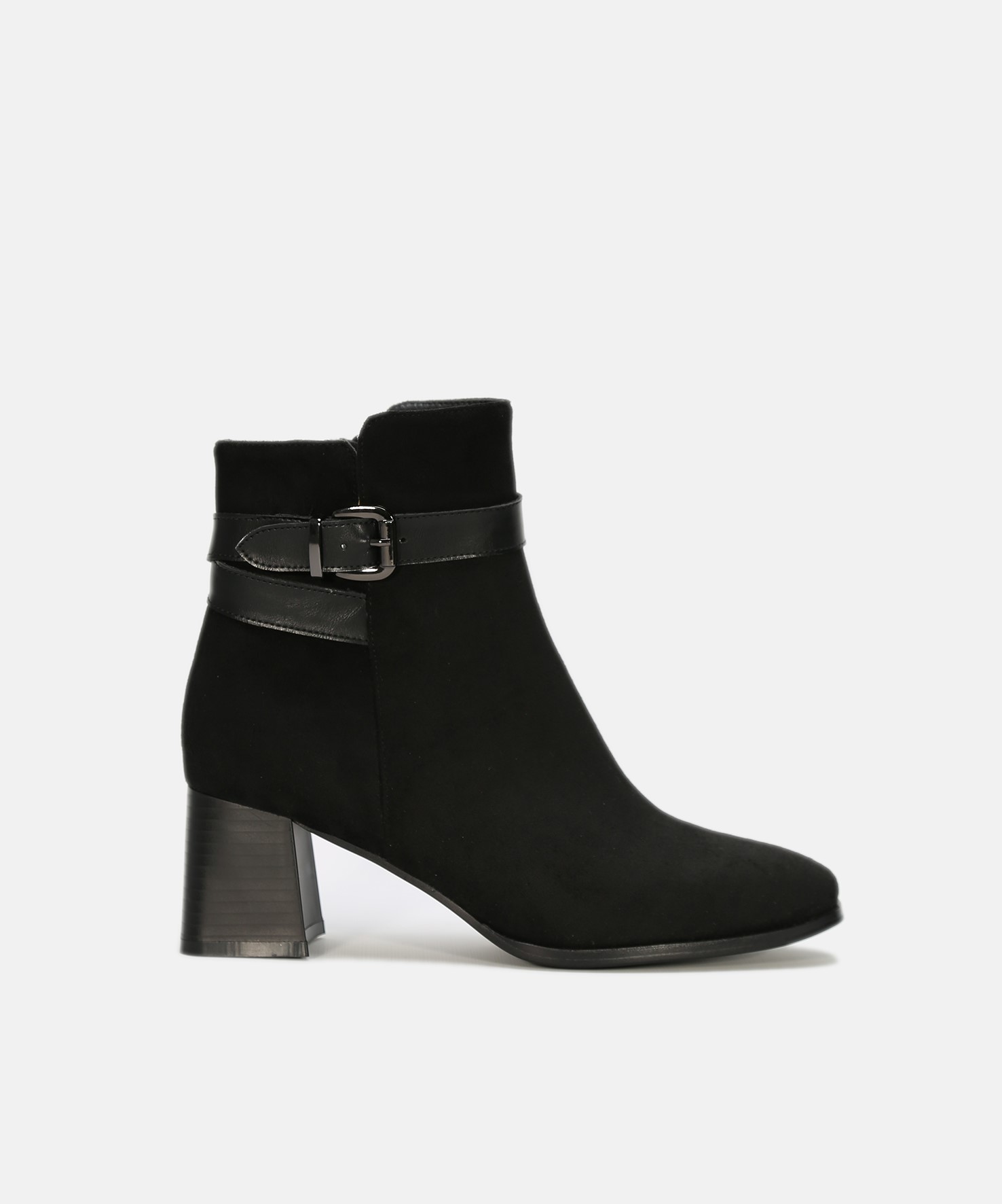 Botins pretos salto fivela